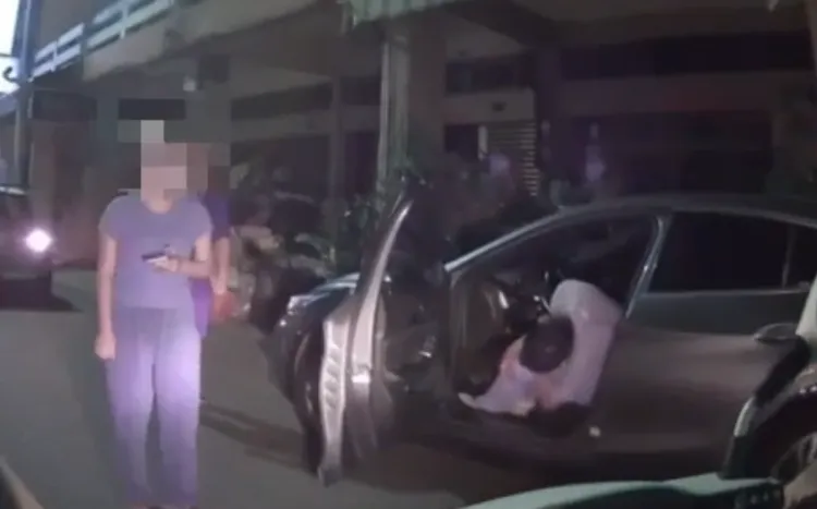 男子將車門打開後狂吐，但此舉容易讓後車未發現撞車，民眾擔心地報警。翻攝畫面