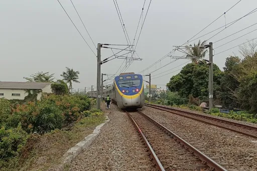 老伯貪快闖鐵道走邊坡　火車鳴笛受驚跌破頭！害全車延誤68分鐘