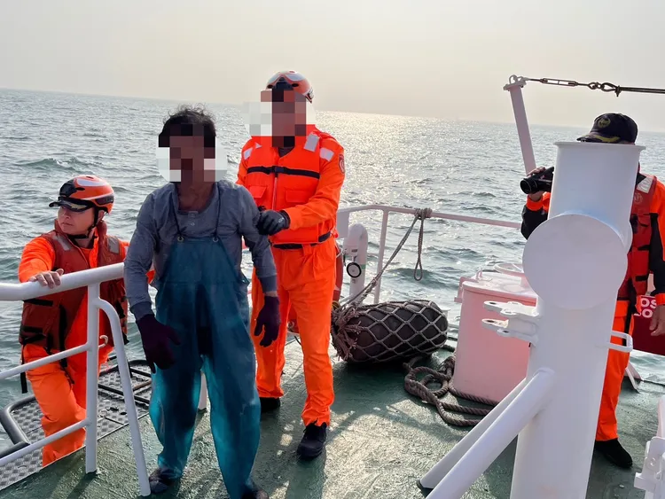 船員獲救滿臉驚恐，再三感激。布袋海巡隊提供