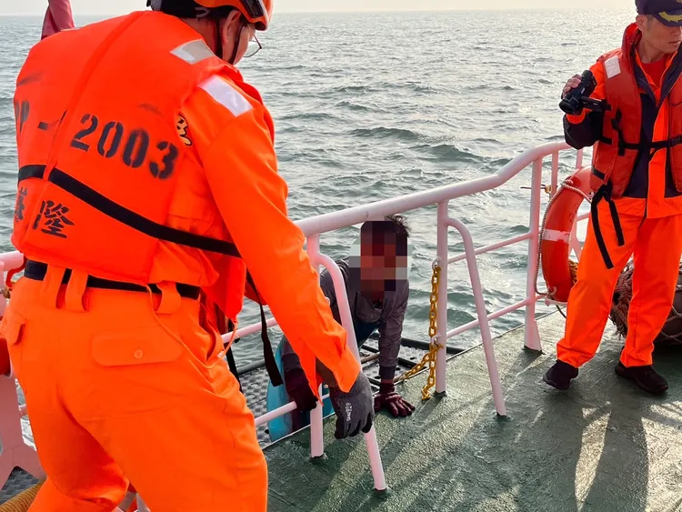 海巡弟兄救回落海漂流的船員。布袋海巡隊提供