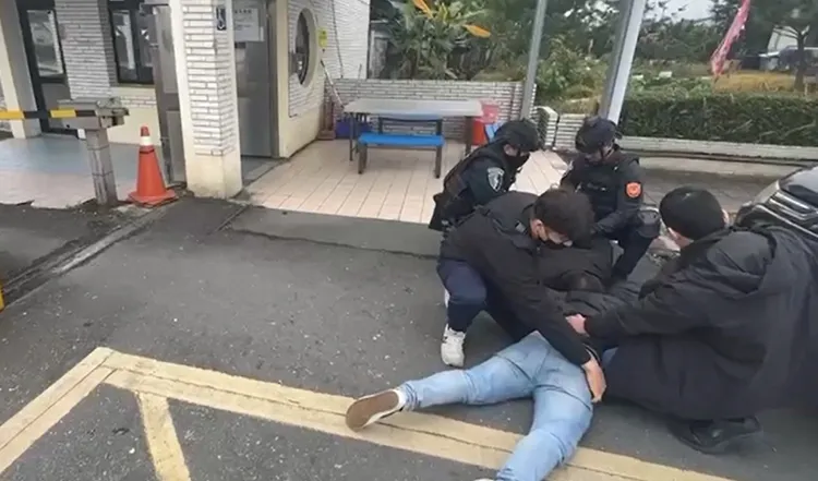 警方當街壓制恐嚇店家的太陽會幫眾。翻攝畫面
