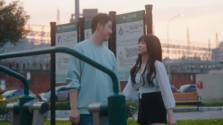 莫凡新與一字馬啦啦隊女神芊芊合作冒粉紅泡泡。唯有音樂提供