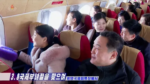 第一次搭飛機!北韓獎勵「共產黨母親」 送媽媽們搭55年老飛機上天