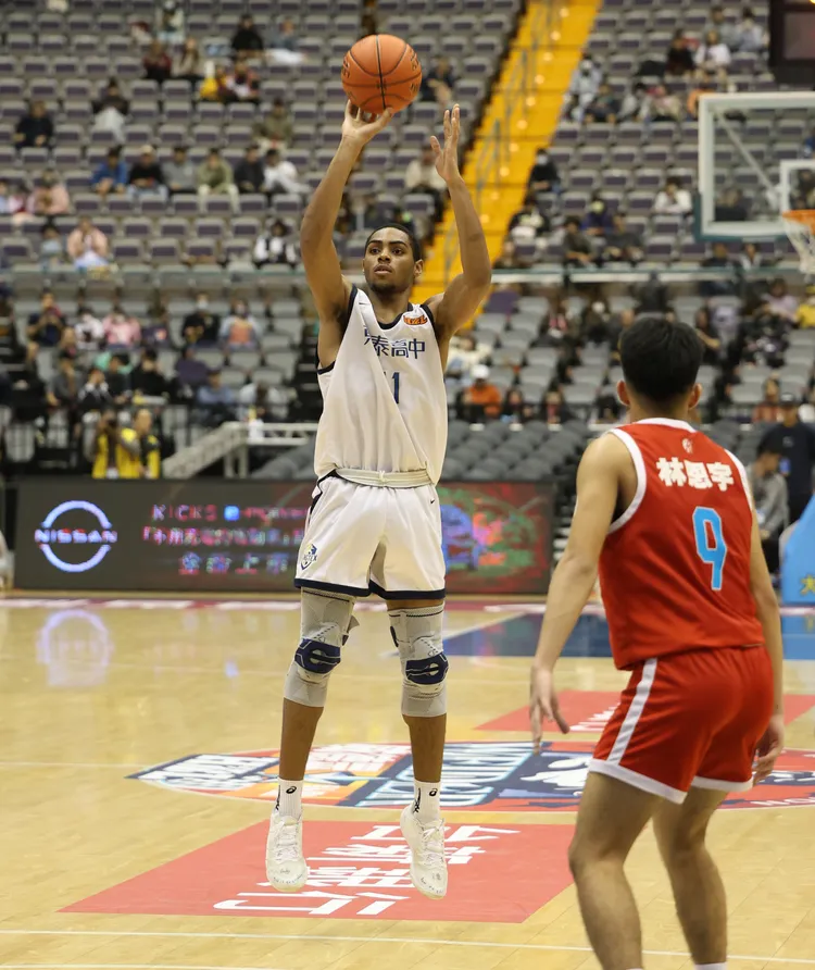 韓得勝(左)。名衍行銷