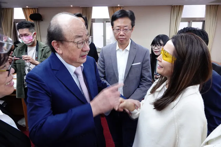 民進黨立法院黨團總召柯建銘親到內政委員會與高金素梅溝通。莊宗達攝