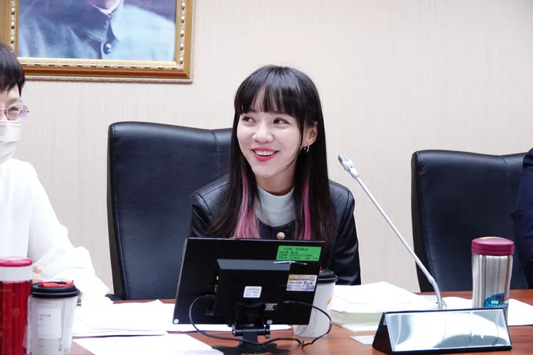 黃捷最後擔任臨時會議主席。莊宗達攝