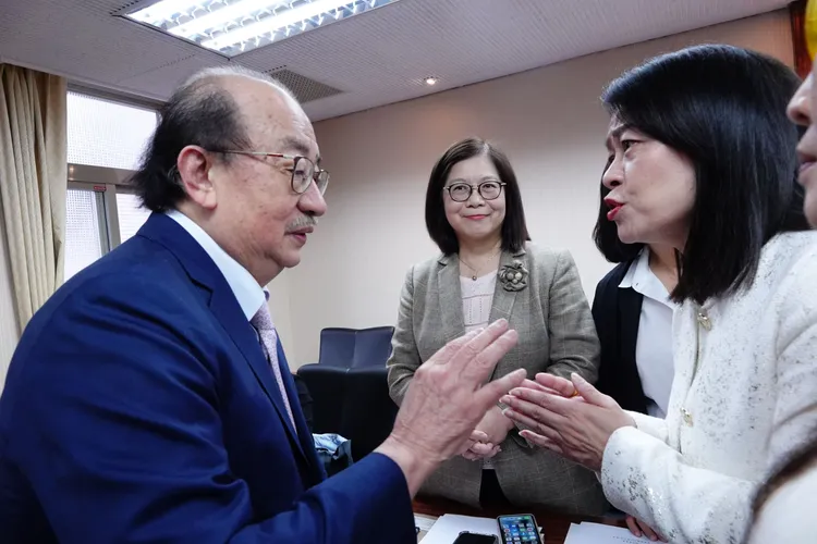 柯建銘與國民黨立委許宇甄等人溝通。莊宗達攝