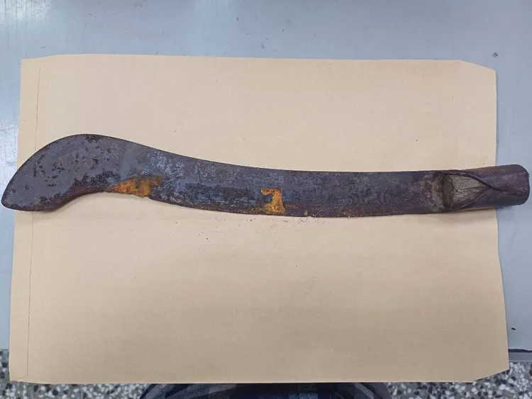 張嫌所持開山刀凶器。翻攝畫面