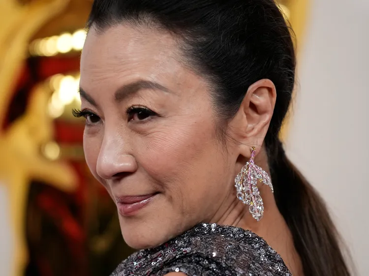 楊紫瓊配戴的耳環超級閃。美聯社