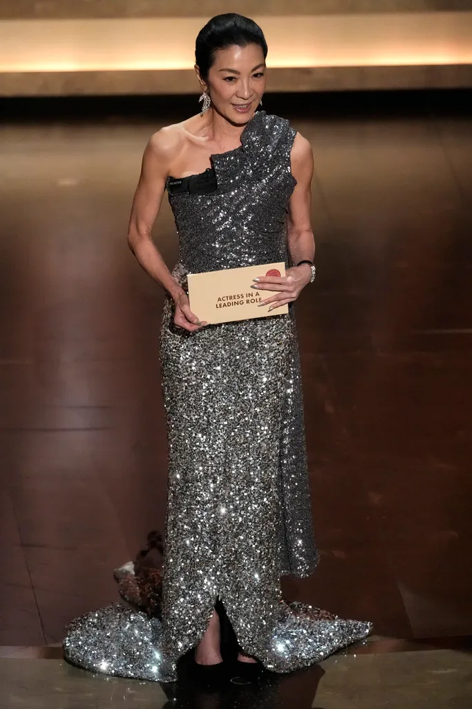 楊紫瓊從耳畔到身上禮服皆閃閃發光。美聯社