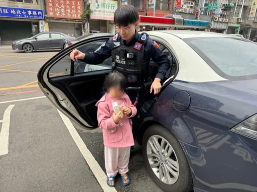 龜山警助走失女童找到媽媽 結局卻令警員感到心酸