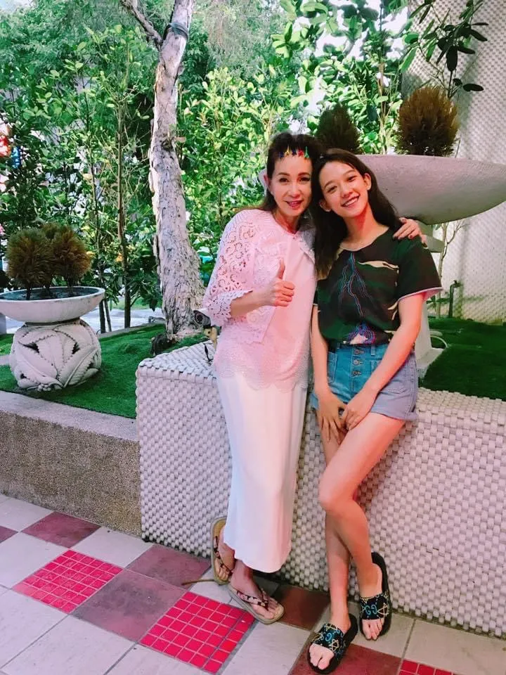 孟耿如（右）認周丹薇為乾媽。翻攝孟耿如臉書