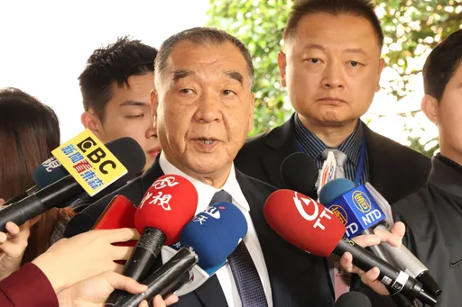 少將謝靜華當街強吻馬尾妹! 邱國正要男軍官「別自認是潘安」