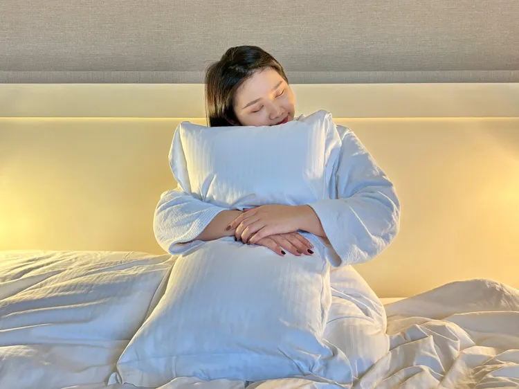 活動期間入住，拍照打卡上傳至個人Facebook或是Instagram並標記捷絲旅官方帳號，加碼抽獎免費送網友敲碗第一名舒眠羽絨枕乙對。業者提供