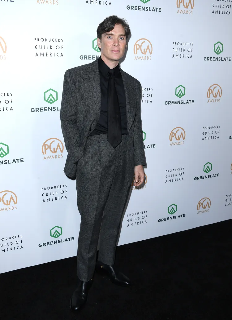 出席2024年製片人工會獎頒獎典禮時同樣選擇Versace服裝。品牌提供