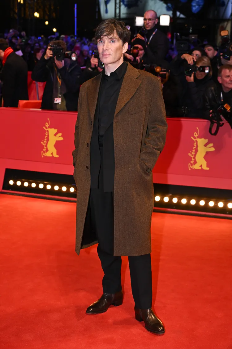 席尼墨菲身著Atelier Versace安哥拉羊毛雙排扣修身西裝外套。品牌提供