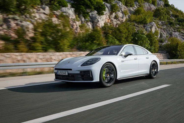 Panamera E-Hybrid車型皆具備優越的純電續航里程，不僅縮短充電時間、油門反應更為靈敏，更在駕駛性能方面全方位進化。原廠照片