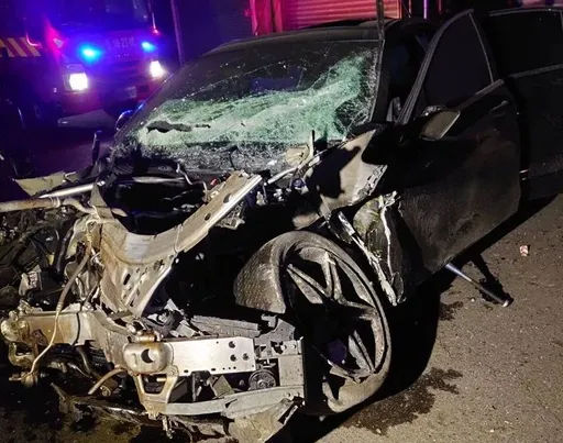 雲林轎車高速失控撞斷電桿!2600戶一度停電 17歲少年傷重不治