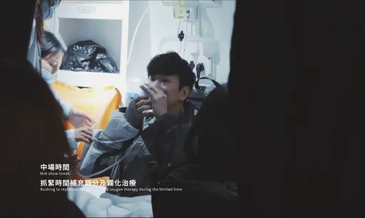 林俊傑唱到一半上救護車 中場噴霧治療畫面曝光粉絲哭暈