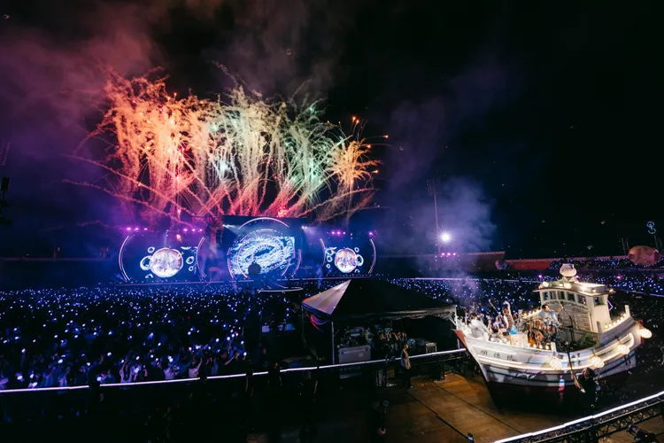 告五人將漁船搬進演唱會現場。相信音樂提供