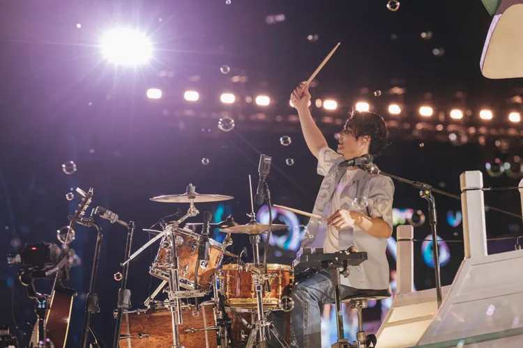 謙哥賣力打鼓。相信音樂提供