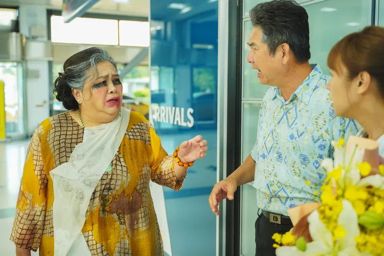 鍾欣凌（左）面對婆婆「氣都不敢喘」，坦言初見面壓力大「越吃越胖」。公視提供