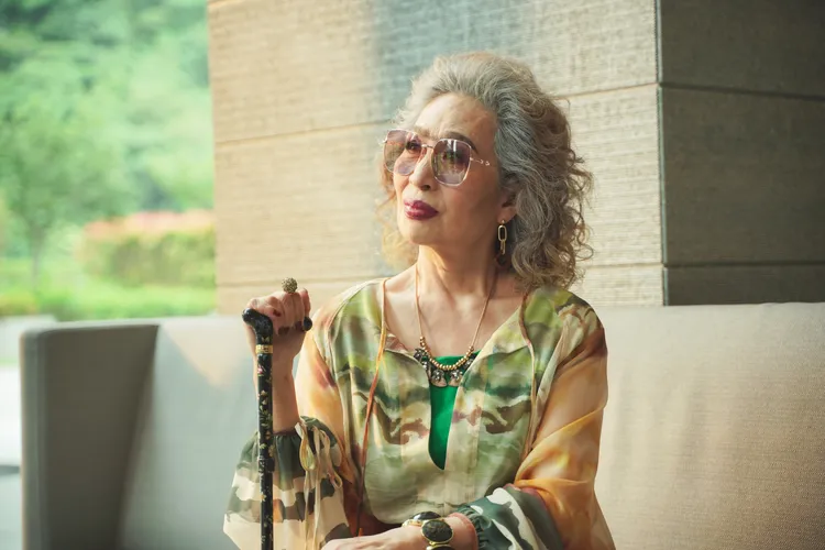 飾演一婆的丁也恬造型令人印象深刻。公視提供