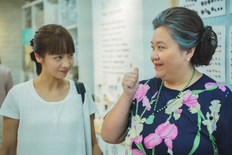 《我的婆婆2》釋出花絮「婆婆何苦為難婆婆」，黃姵嘉（左）成神隊友助攻鍾欣凌。公視提供