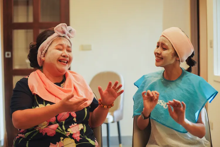 小鷗（右）僅帶彩香去挽臉、美髮，還教她辦桌菜，飾演該角色的黃姵嘉表示，彩香就如同親生母親。公視提供