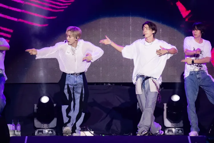 銀赫（左）表演結束後想灌台啤。讀者提供