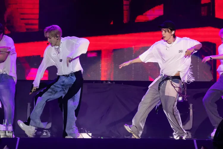 東海（右）讚嘆高鐵的咖啡和餅乾很好吃。讀者提供