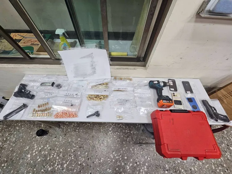 警方清點有彈頭200餘顆、底火300餘顆，火力嚇人。警方提供