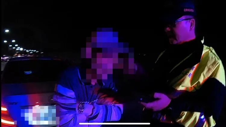 警方一查出車主是通緝犯，隨即驅車攔捕。讀者提供