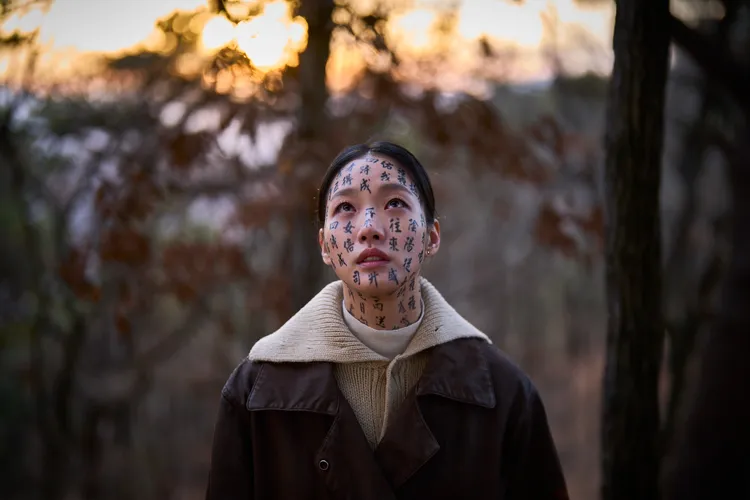 金高銀飾演女巫，臉上貼滿經文避邪。車庫娛樂提供