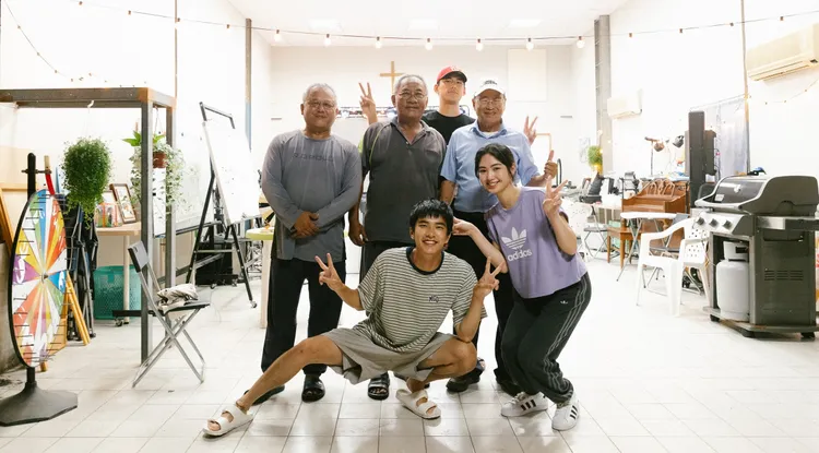 曾敬驊（前排左起）、雷嘉汭、朱軒洋等一起完成任務。八大提供