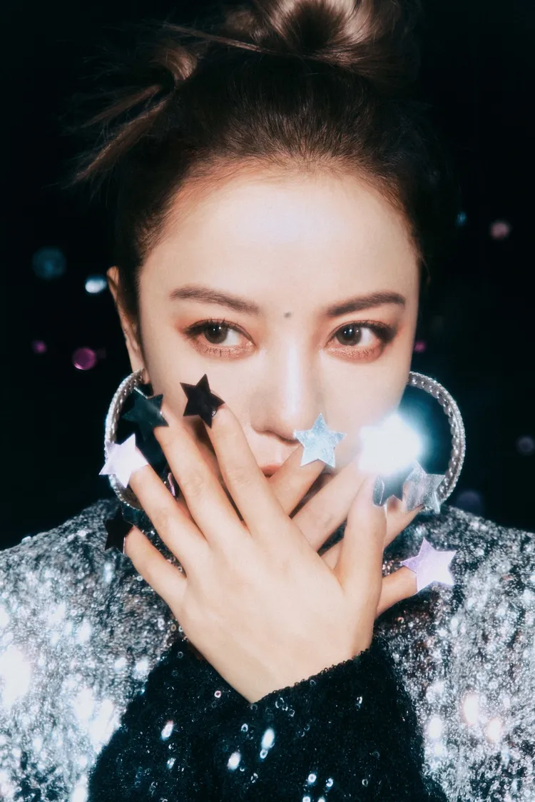 頂尖團隊細心打造丁噹全新造型。相信音樂提供