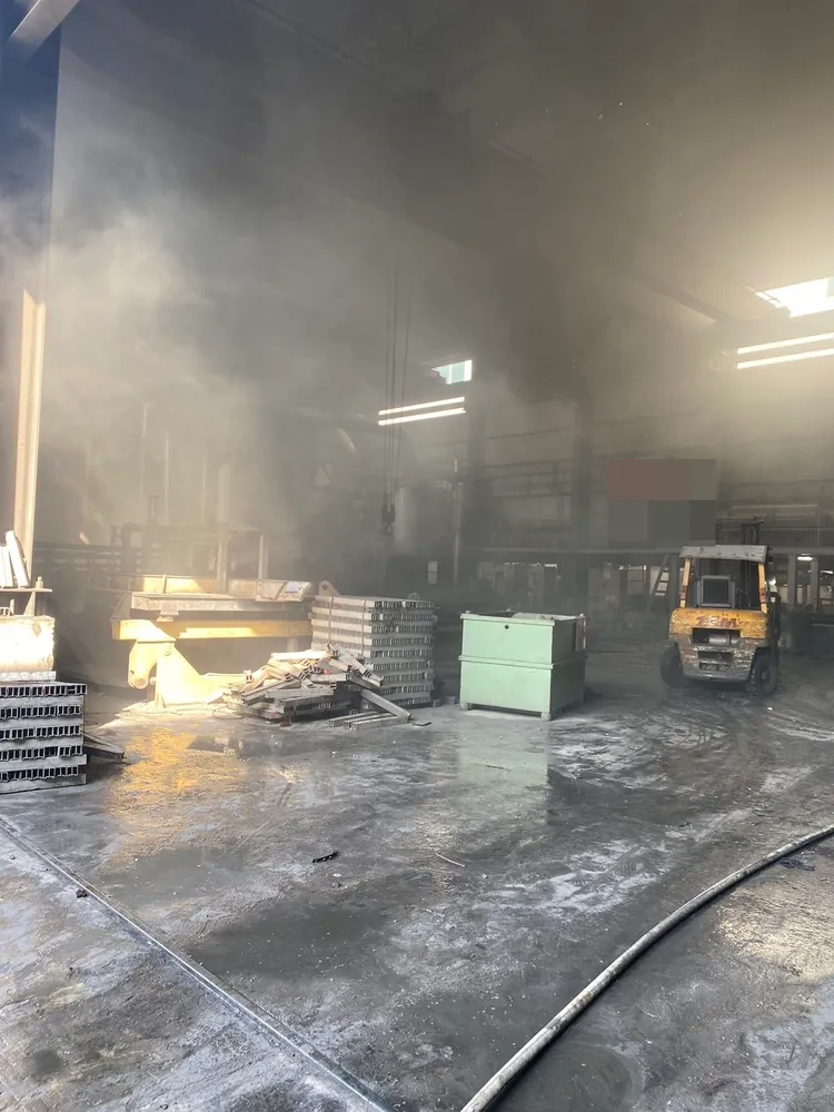 鋁業工廠氣爆，造成2無生命跡象6受傷。翻攝畫面