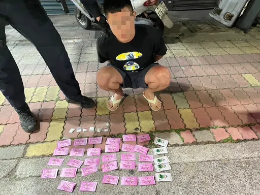 深夜臨停紅線買檳榔！引警上前聊聊　男子急認錯反被起出一堆K