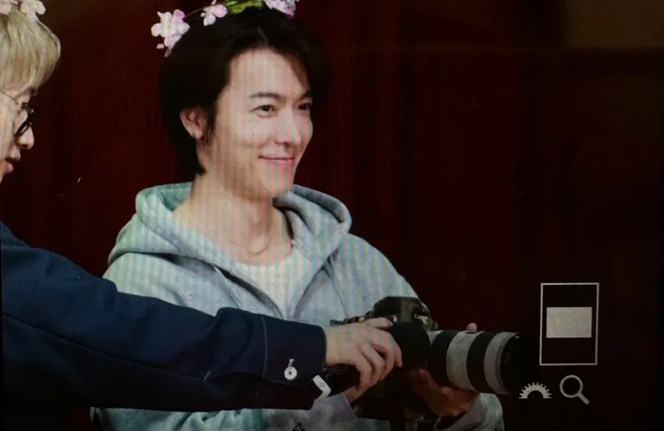 東海（右）按相機，銀赫拿麥克風收音。讀者提供