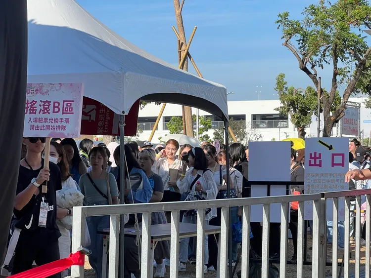 高雄櫻花季進入最後一天，大批粉絲聽完SJ-D&E彩排後進場。陳薇安攝