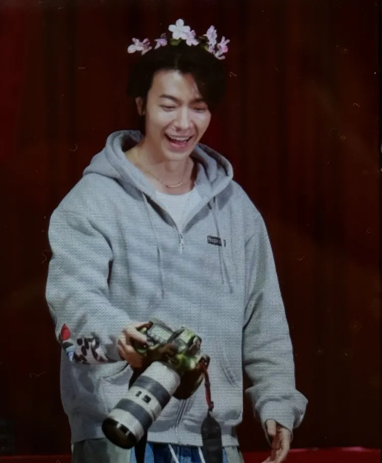 東海玩心大起，拿粉絲的相機拍。讀者提供