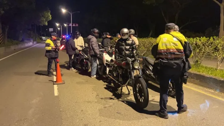 新湖警分局取締違規車輛。新湖分局提供