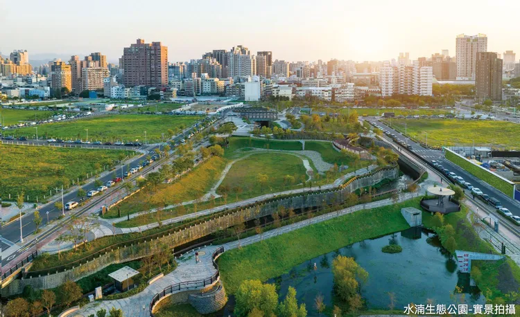 水湳生態公園與周遭公園組成近2萬坪綠帶，供給區域豐沛綠意。