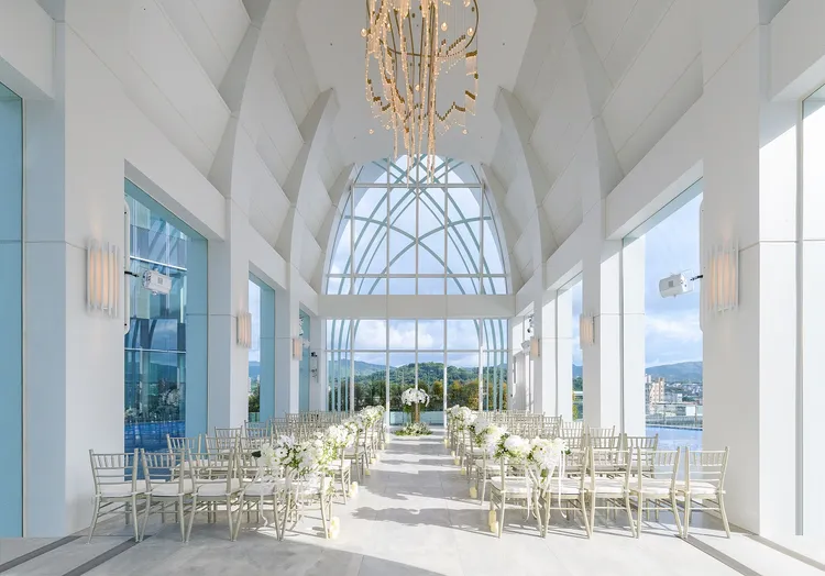 台北漢來大飯店「天空森林 戶外禮堂」以大片玻璃打造，搭配水岸池畔與花叢綠植，開幕旋即到新人青睞。業者提供