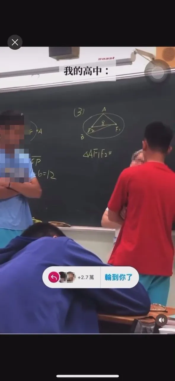 相對瘦弱難以反抗的白髮老師，試圖勸說兩名學生。翻攝自臉書「爆廢1公社」