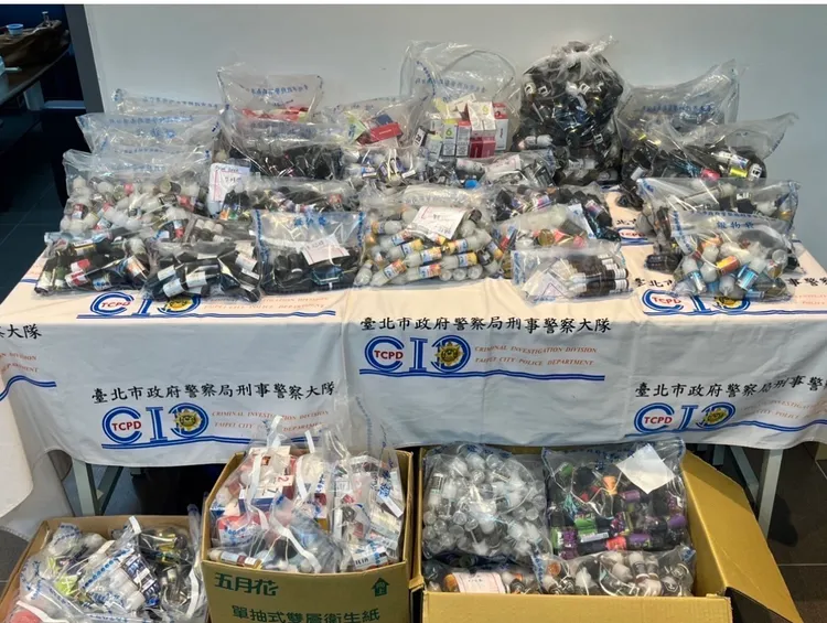 警方查獲大量電子煙油。翻攝畫面