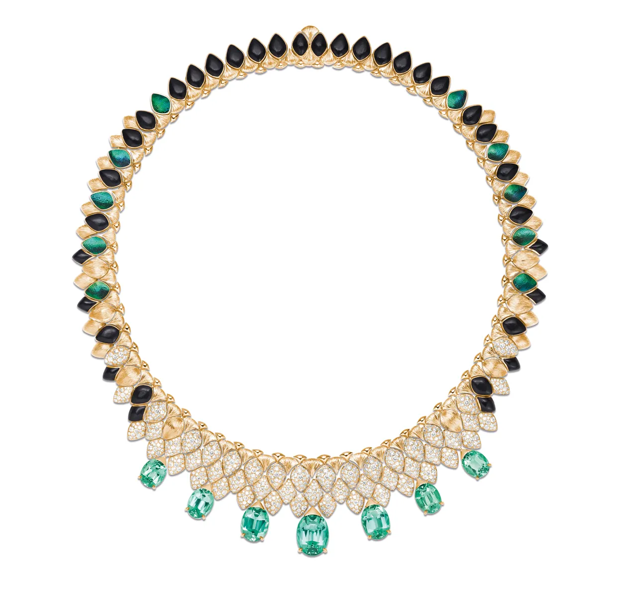 Silua 18K玫瑰金綠碧璽鑽石項鍊,18K玫瑰金、鑲嵌單顆7.66克拉橢圓形切割綠碧璽、6顆橢圓形切割綠碧璽(總重21.27克拉)、990顆圓形切割美鑽(總重約9.49克拉),以及鞘翅與黑檀木,全球限量1件,1680萬元。品牌提供