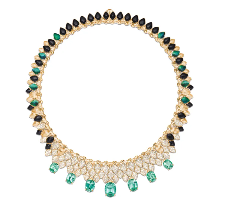 Silua 18K玫瑰金綠碧璽鑽石項鍊，18K玫瑰金、鑲嵌單顆7.66克拉橢圓形切割綠碧璽、6顆橢圓形切割綠碧璽（總重21.27克拉）、990顆圓形切割美鑽（總重約9.49克拉），以及鞘翅與黑檀木，全球限量1件，1680萬元。品牌提供