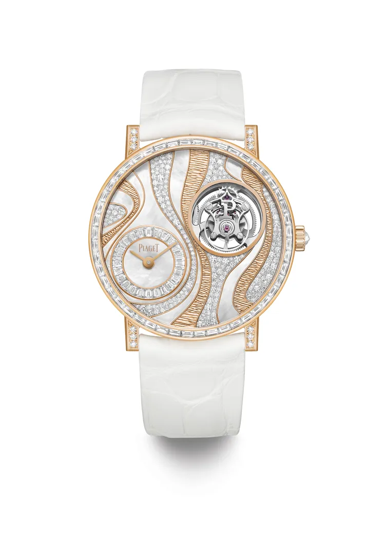 Altiplano Essentia 18K玫瑰金超薄手動上鏈陀飛輪工藝腕錶，41mm，18K玫瑰金錶殼，白色珍珠母貝錶面（鑲嵌72顆鵝卵石形切割美鑽，以及318顆圓形切割美鑽），白色鱷魚皮錶帶，自製670P超薄陀飛輪機芯，動力儲存48小時，全球限量8只，645萬元。品牌提供