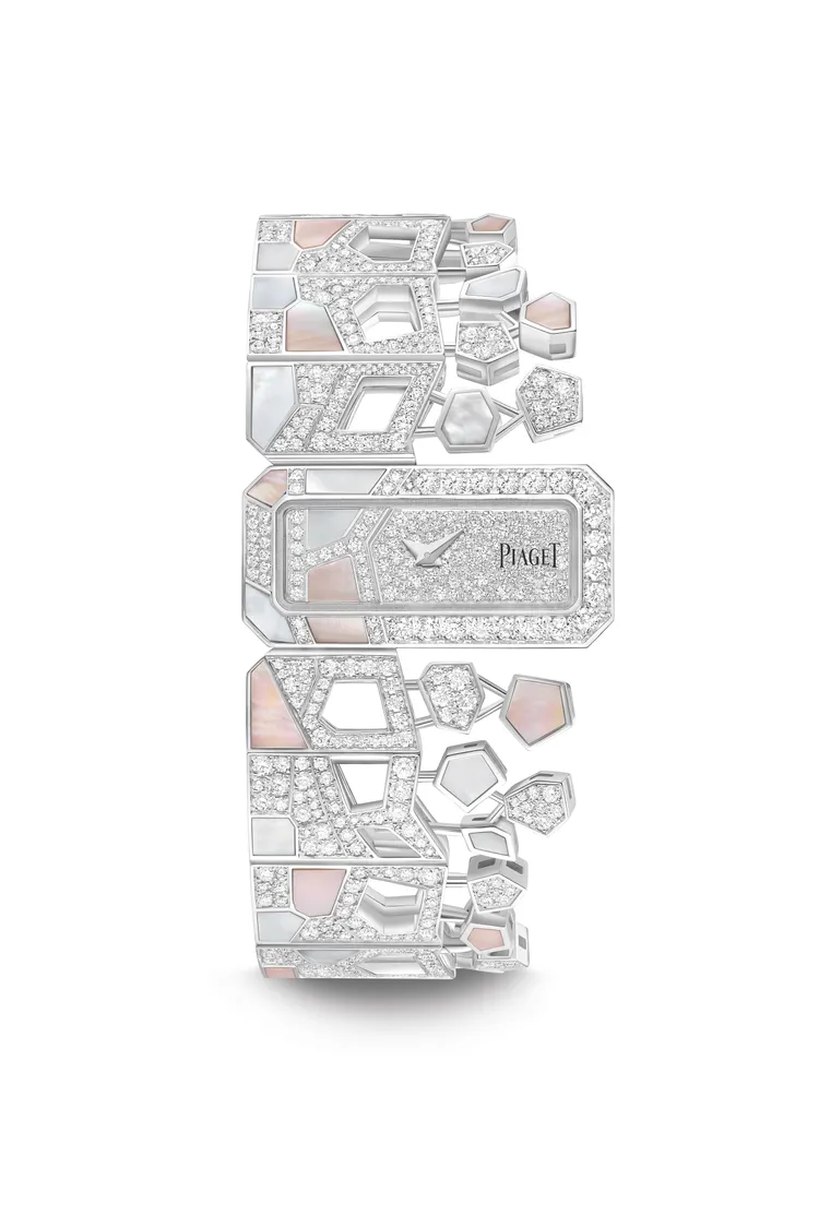 Roscida 18K白金珍珠母貝鑽石腕錶，18K白金、鑲嵌883顆圓形切割美鑽（總重6.42克拉）、粉色與白色珍珠母貝，搭載伯爵自製355P石英機芯，1030萬元。品牌提供